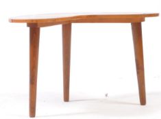VINTAGE MID CENTURY WALNUT KIDNEY SIDE / COFFEE OCCASIONAL TABLE