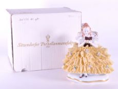 SITZENDORFER PORZELLAN - 20TH CENTURY PORCELAIN SITTING LADY FIGURE