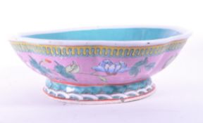 VINTAGE 20TH CENTURY CHINESE FAMILLE ROSE POTTERY FOOTED DISH