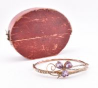 EARLY 20TH CENTURY 9CT GOLD AMETHYST & PEARL HINGED BANGLE