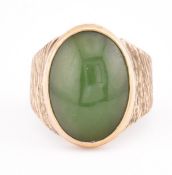 1970S 9CT GOLD & NEPHRITE CABOCHON RING