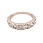 18CT GOLD & DIAMOND SEVEN STONE RING