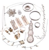 COLLECTION OF SILVER JEWELLERY & WHITE METAL INCLUDING JORMA LAINE FINNISH BRACELET