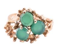 14CT GOLD & GREEN CHRYSOPRASE THREE STONE RING