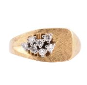 1970S 18CT GOLD & DIAMOND CLUSTER RING