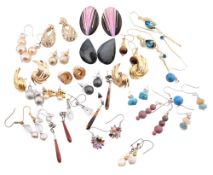 LARGE COLLECTION OF COSTUME EARRINGS
