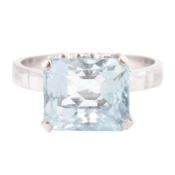 18CT WHITE GOLD & AQUAMARINE COCKTAIL RING