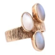 1970S MODERNIST 9CT GOLD & MOONSTONE RING
