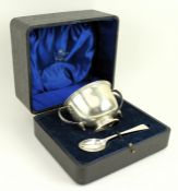 A CASED GEORGE V HALLMARKED SILVER CHRISTENING BOWL & TEASPOON SET