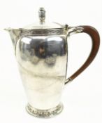 A GEORGE V 20TH CENTURY HALLMARKED SILVER COFFEE POT / WATER JUG