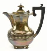 A GEORGE V HALLMARKED SILVER COFFEE / .HOT WATER JUG