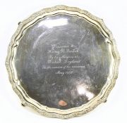 A 20H CENTURY HALLMARKED SILVER SALVER TRAY 1967 LONDON