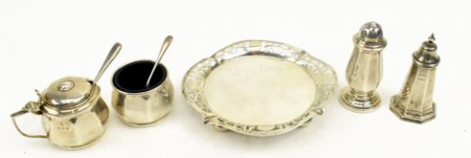 A VICTORIAN HALLMARKED SILVER TRINKET DISH / TRAY & A SET OF FOUR 20TH CENTURY SILVER CRUET SET