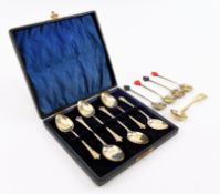 A CASED SET OF SIX EDWARD VII HALLMARKED SILVER TEASPOONS & OTHER FLATWARE