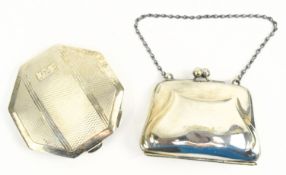 A 20TH CENTURY HALLMARKED SILVER POWDER COMPACT