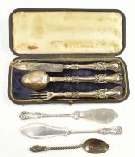 A CASED VICTORIAN HALLMARKED SILVER THREE-PIECE CHRISTENING CUTLERY SET & TWO BUTTER KNIVES
