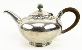 A GEORGE V 20TH CENTURY HALLMARKED SILVER TEAPOT