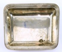 A 20TH CENTURY GEORGE VI HALLMARKED SILVER SERVING DISH BY MAPPIN & WEBB