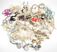 LARGE COLLECTION OF COSTUME JEWELLERY & WATCHES