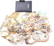 LARGE COLLECTION OF COSTUME JEWELLERY & SEIKO WATCH AF