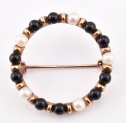 HALLMARKED 9CT GOLD ONYX & PEARL BROOCH PIN