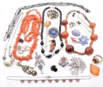 COLLECTION OF COSTUME JEWELLERY & A SCOTTISH SILVER KILT PIN