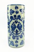 A 20TH CENTURY CHINESE BLUE AND WHITE CERAMIC VASE