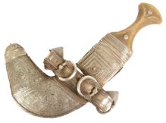 EARLY 20TH CENTURY MIDDLE EASTERN JAMBIYA DAGGER