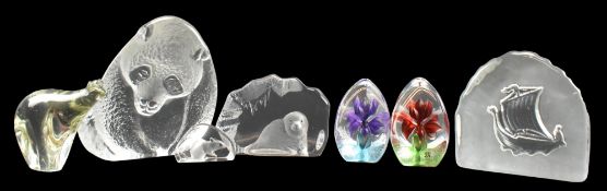 COLLECTION OF SEVEN SCANDI GLASS WARE INCL. ANIMAL PAPERWEIGHTS