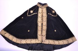 20TH CENTURY VINTAGE BLACK VELVET LADIES CAPE