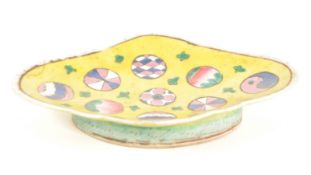 CHINESE 19TH CENTURY YELLOW GROUND FOOTED BOWL / DISH