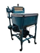 VINTAGE 1930S HOTPOINT MANUAL WASHING MACHINE & INTEGRAL MANGLE