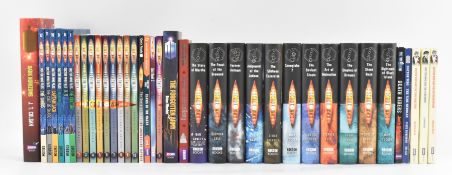 DR. WHO - LARGE COLLECTION OF VINTAGE DOCTOR WHO BOOKS, ANNUALS & MAGAZINES