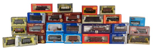 MODEL RAILWAY - COLLECTION OF OO GAUGE ROLLING STOCK WAGONS