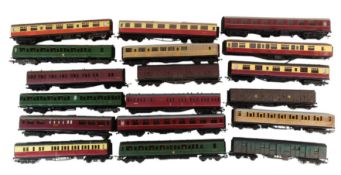 MODEL RAILWAY - ASSORTED OO GAUGE COACHES & CARRIAGES