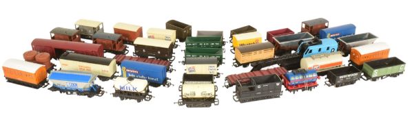 MODEL RAILWAY - COLLECTION OF ASSORTED OO GAUGE ROLLING STOCK