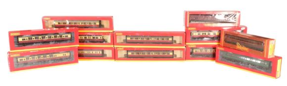 MODEL RAILWAY - COLLECTION OF OO GAUGE CARRIAGES