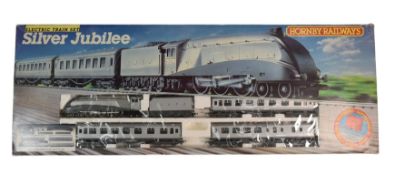 MODEL RAILWAY - HORNBY SILVER JUBILEE TRAIN SET