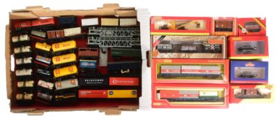 MODEL RAILWAY - COLLECTION OF OO GAUGE ROLLING STOCK