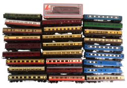 MODEL RAILWAY - COLLECTION OF OO GAUGE COACHES