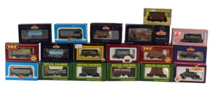 MODEL RAILWAY - ASSORTED OO GAUGE ROLLING STOCK WAGONS