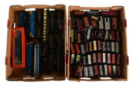 MODEL RAILWAY - COLLECTION OF OO GAUGE LOCOS & ROLLING STOCK