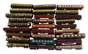 MODEL RAILWAY - COLLECTION OF OO GAUGE COACHES