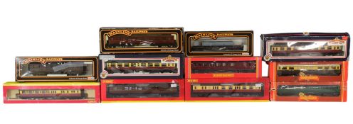 MODEL RAILWAY - COLLECTION OF OO GAUGE COACHES & CARRIAGES
