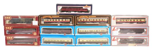 MODEL RAILWAY - COLLECTION OF OO GAUGE COACHES & CARRIAGES