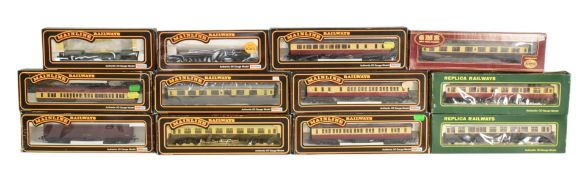 MODEL RAILWAY - COLLECTION OF OO GAUGE ROLLING STOCK CARRIAGES