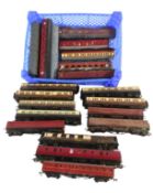 MODEL RAILWAY - COLLECTION OF OO GAUGE COACHES & CARRIAGES