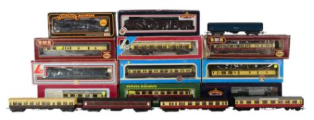 MODEL RAILWAY - COLLECTION OF OO GAUGE COACHES
