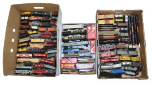 MODEL RAILWAY - COLLECTION OF OO GAUGE ROLLING STOCK