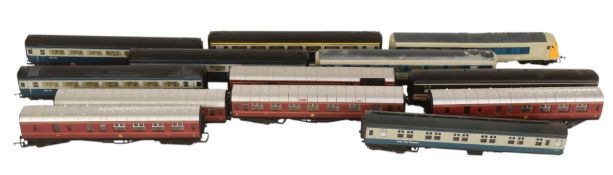 MODEL RAILWAY - COLLECTION OF OO GAUGE CARRIAGES